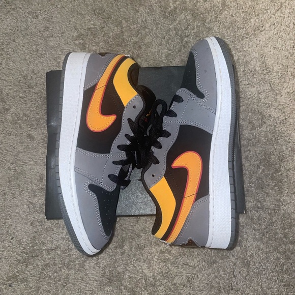 Air Jordan 1s Low SE (GS) - Picture 3 of 6